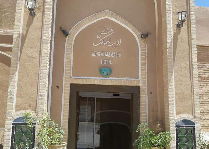نمای بیرونی هتل سنتی ادیب الممالک یزد